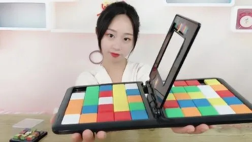 《“道歉小萝莉”挑战：左右手画圆方，挑战你的操作极限！》