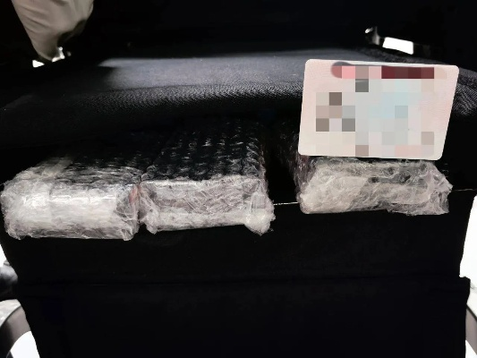 《Switch卡带惊现奇招！女子双腿绑藏60+45张，揭秘入境奇事》