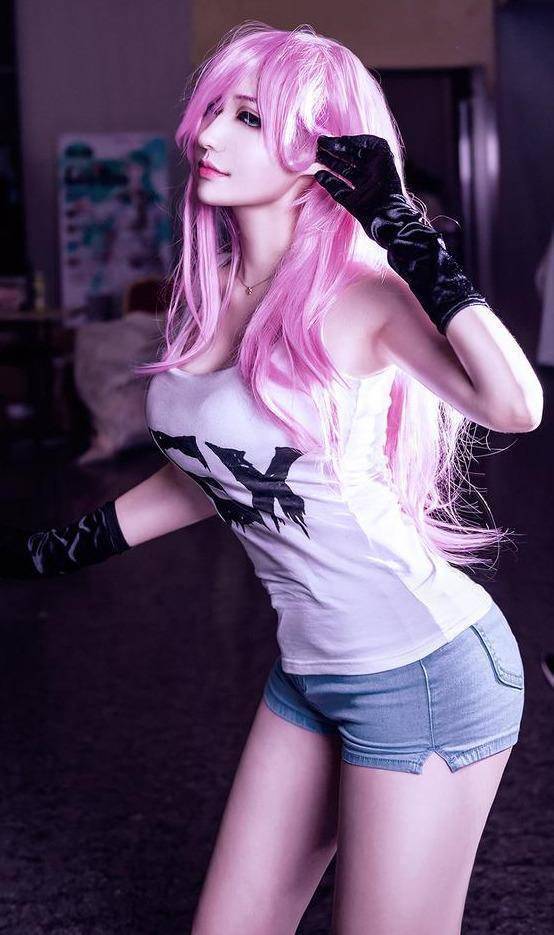 《莱莎COS：揭秘肉大腿之谜，是打假还是打胶？》